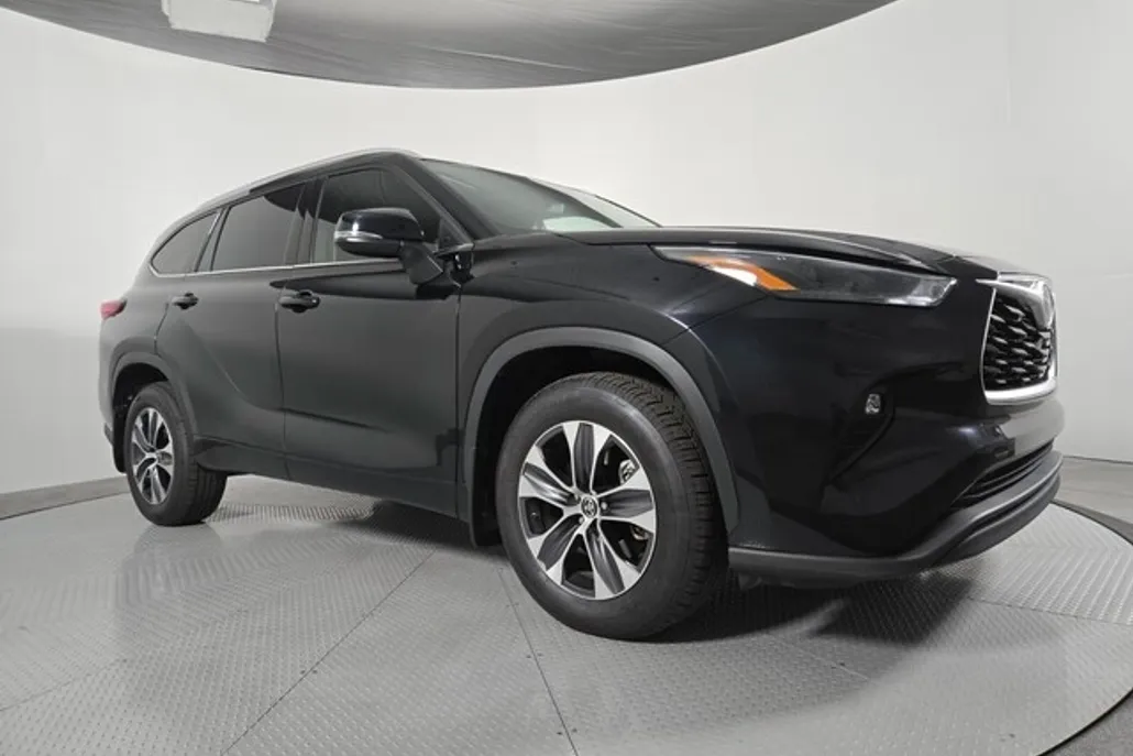 2022 Toyota Highlander XLE photo 1