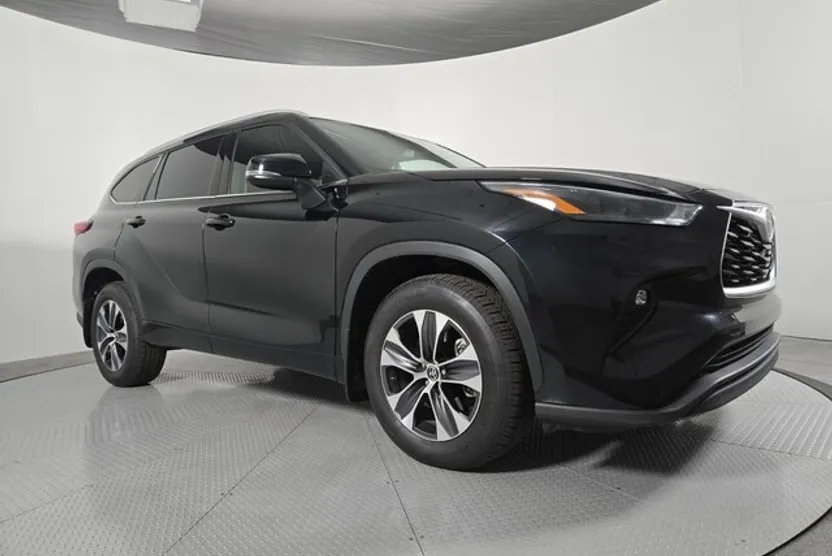 2022 Toyota Highlander XLE photo 1