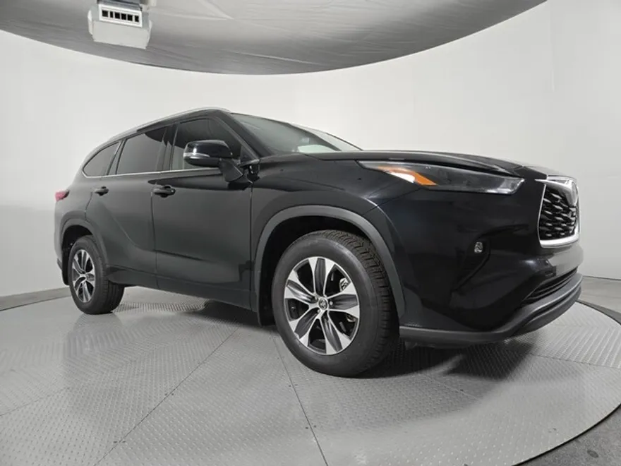 2022 Toyota Highlander XLE photo 1