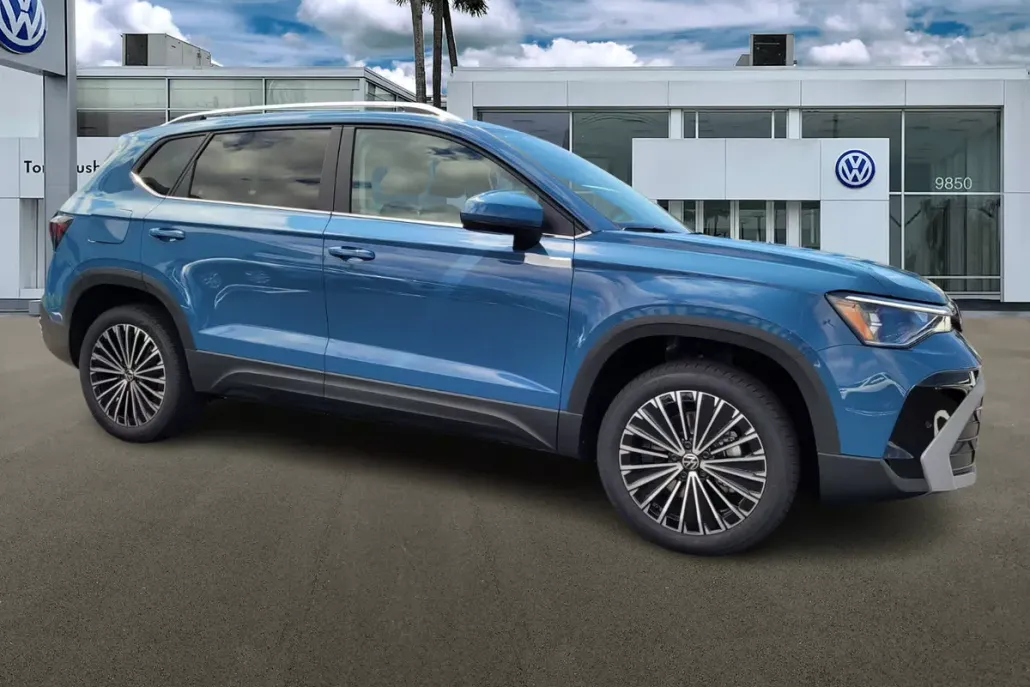 2025 Volkswagen Taos SE photo 1
