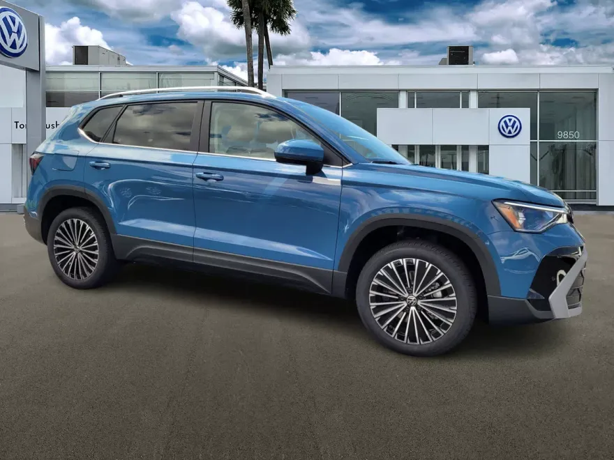 2025 Volkswagen Taos SE photo 1