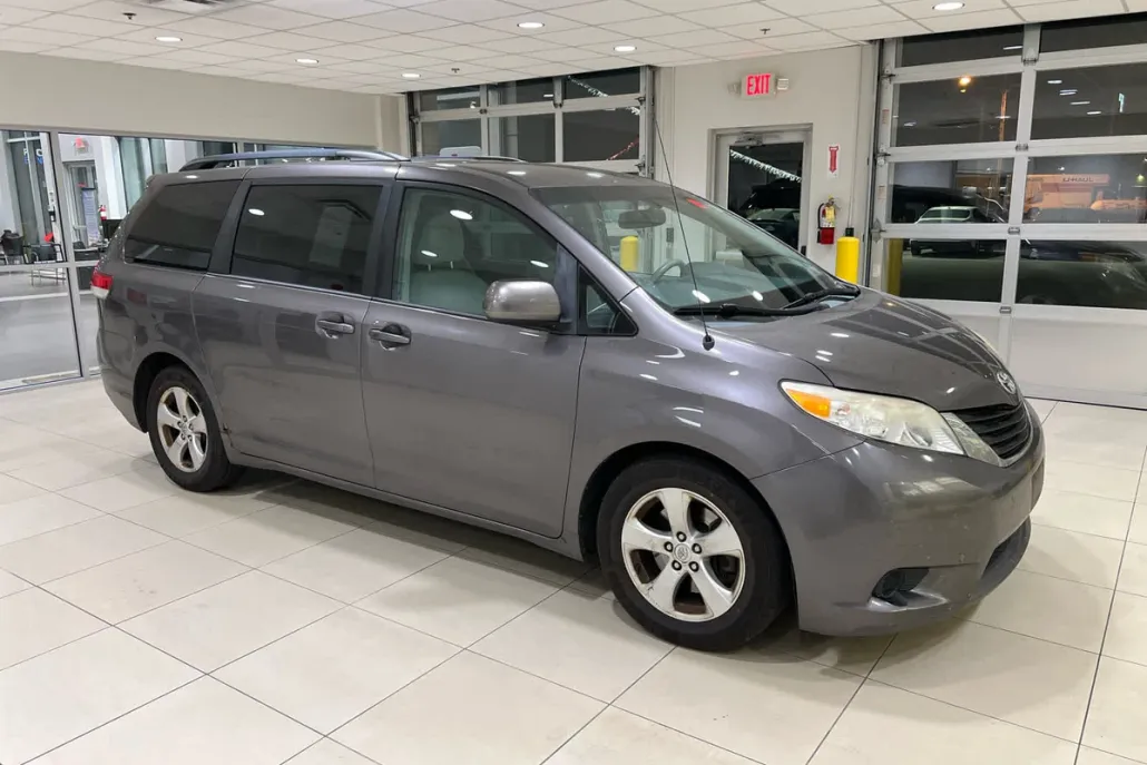 2013 Toyota Sienna LE photo 1
