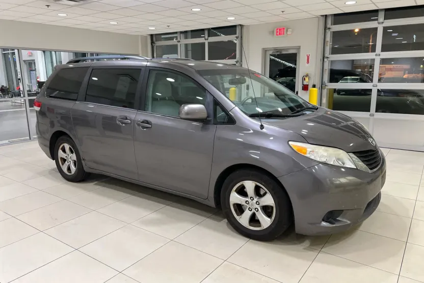 2013 Toyota Sienna LE photo 1