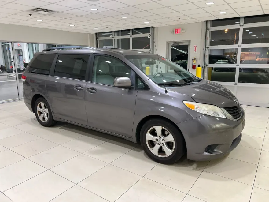 2013 Toyota Sienna LE photo 1