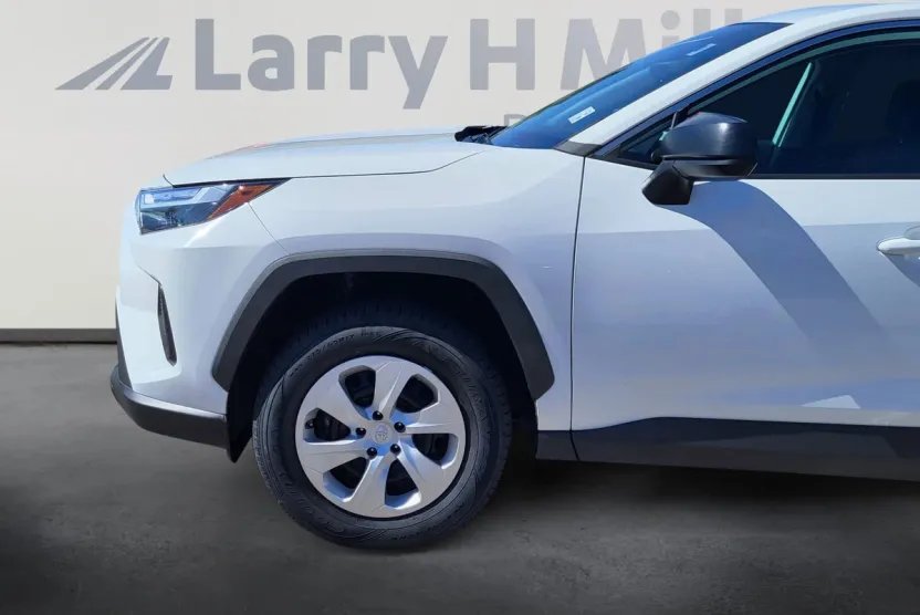 2024 Toyota RAV4 LE photo 1