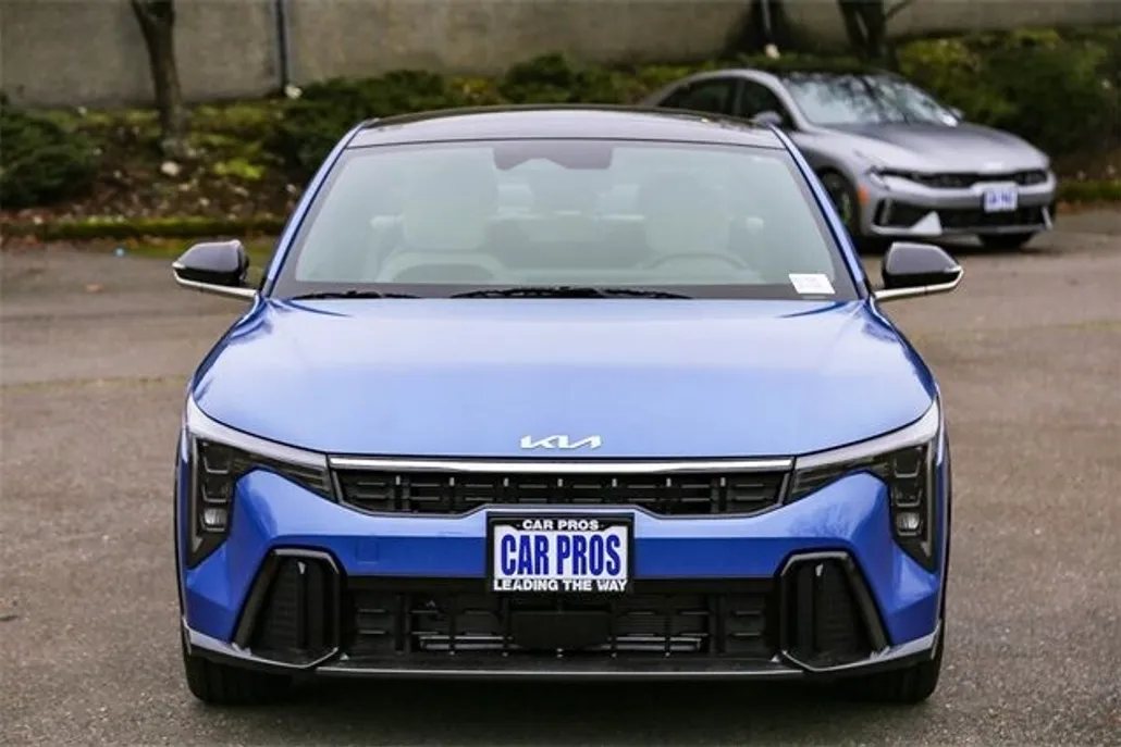 2025 Kia K4 GT-Line photo 1