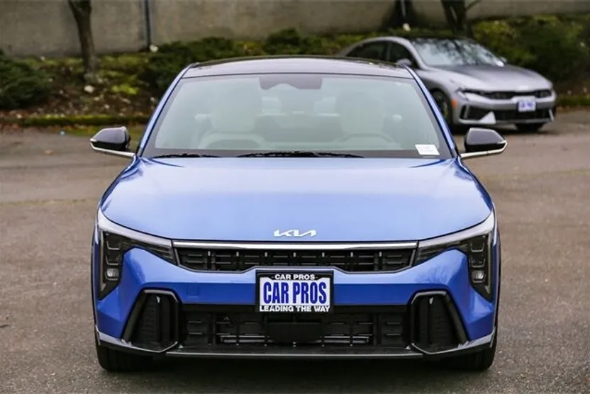 2025 Kia K4 GT-Line photo 1