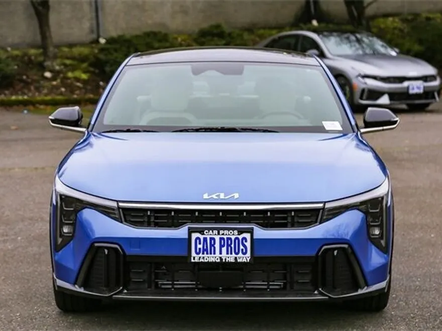 2025 Kia K4 GT-Line photo 1