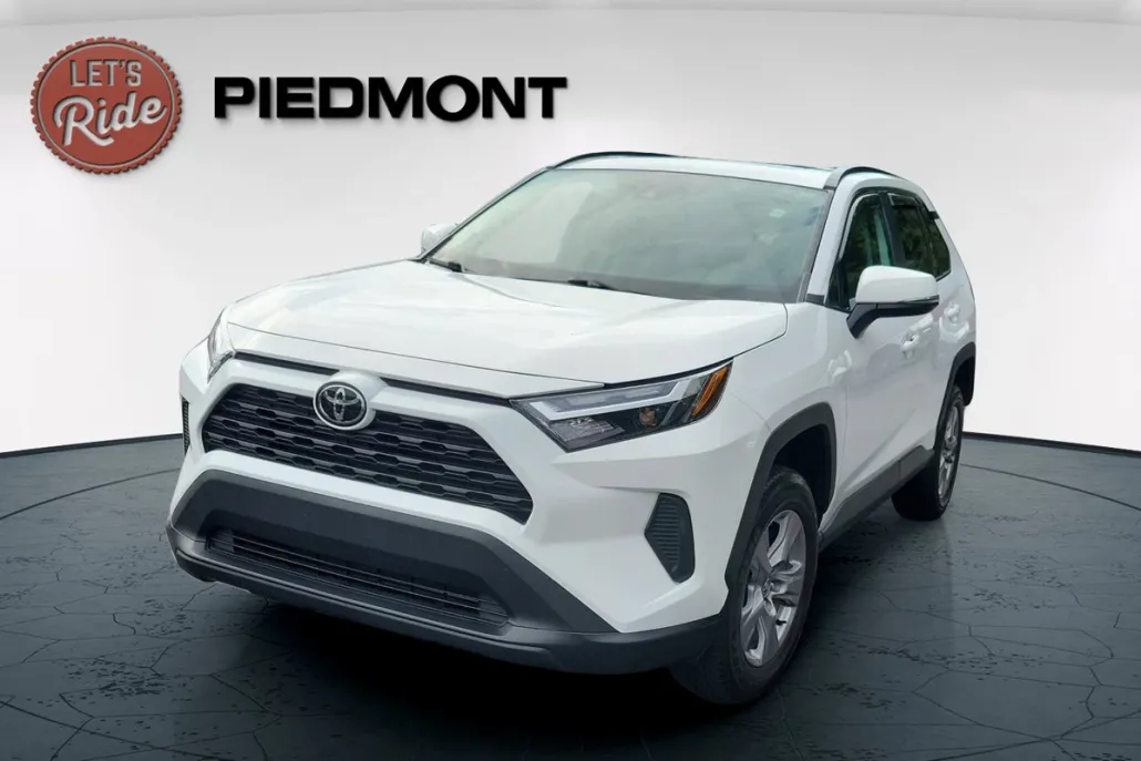 2023 Toyota RAV4 XLE photo 1