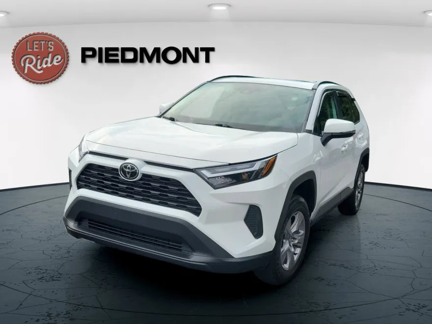 2023 Toyota RAV4 XLE photo 1