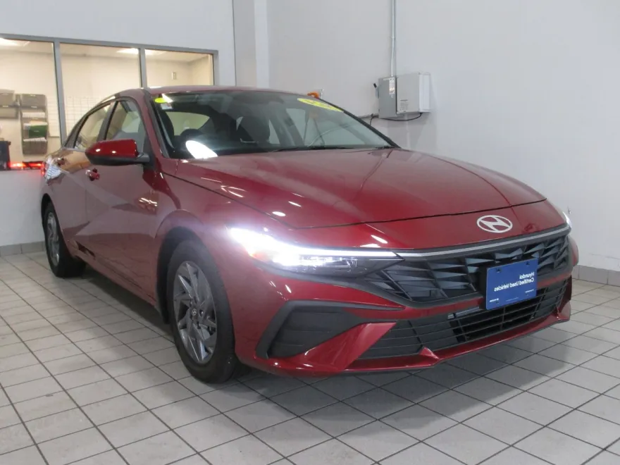 2024 Hyundai Elantra SEL photo 1