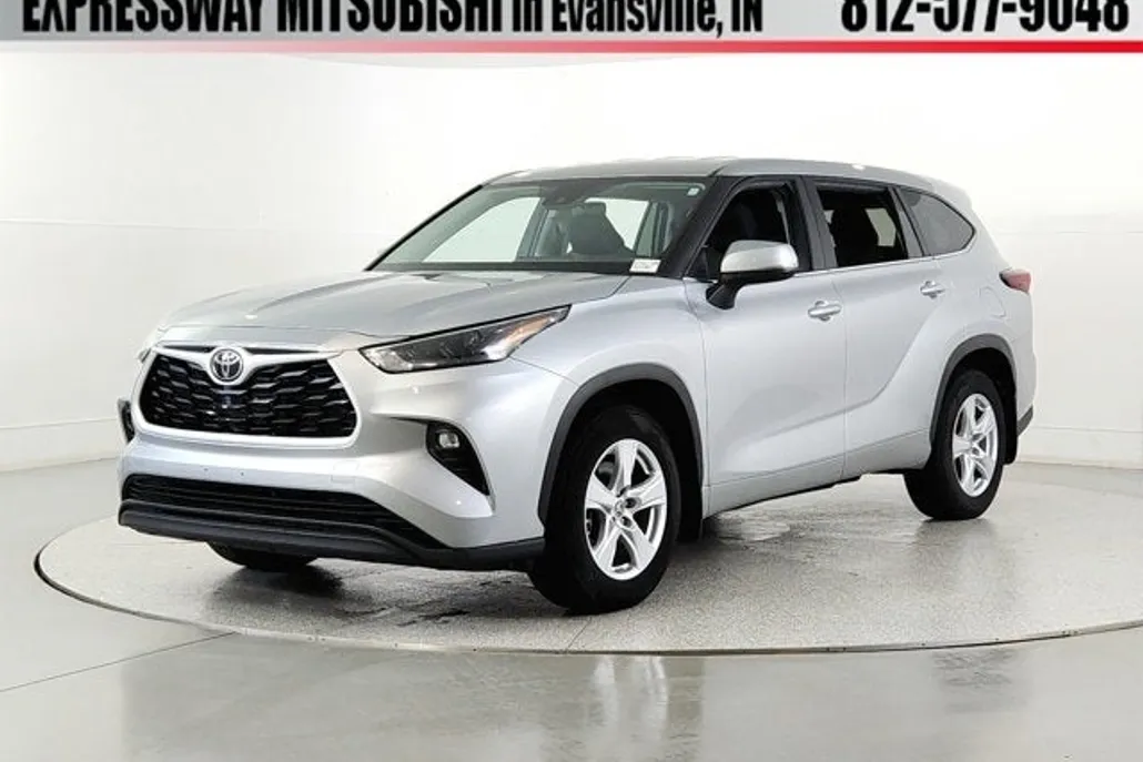 2024 Toyota Highlander LE photo 1