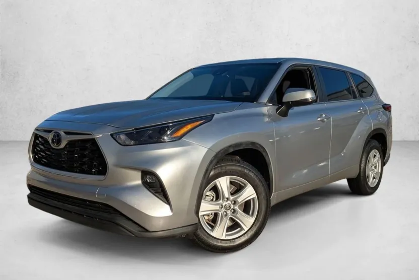 2023 Toyota Highlander LE photo 1