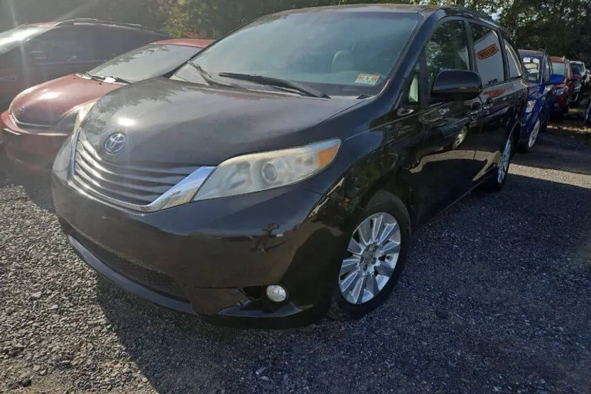 2012 Toyota Sienna Limited photo 1