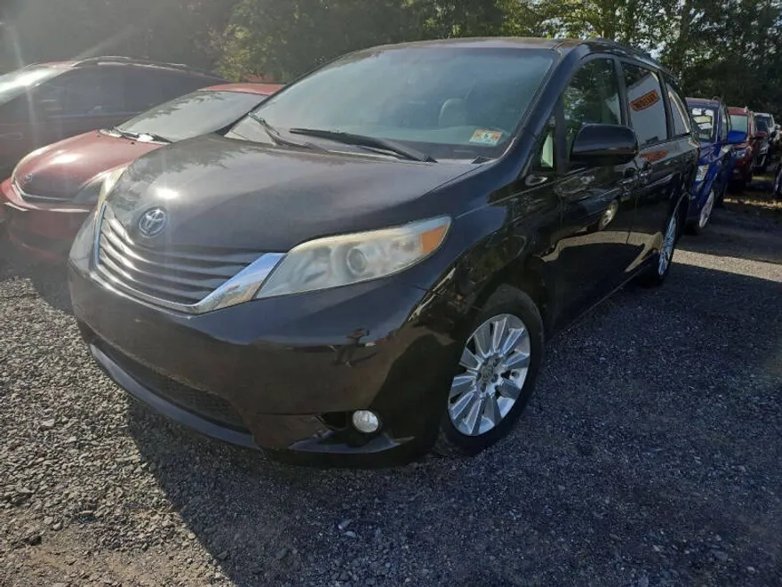 2012 Toyota Sienna Limited photo 1