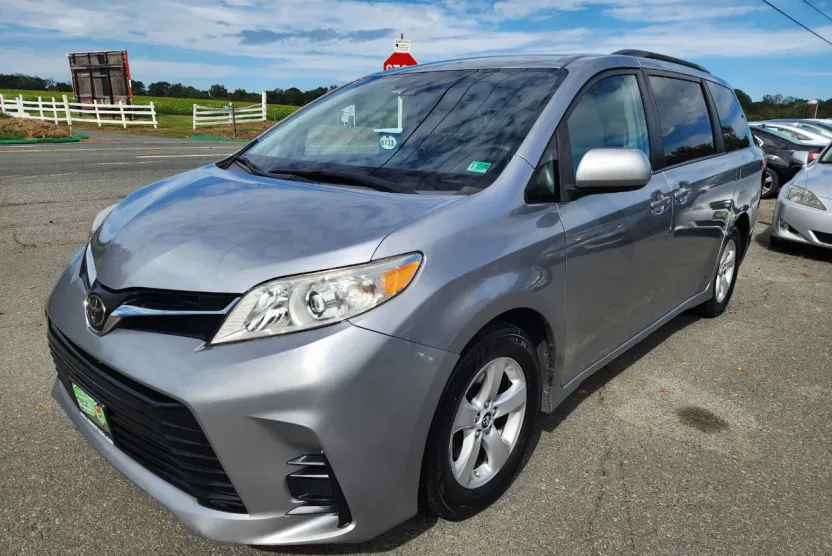 2018 Toyota Sienna LE photo 1
