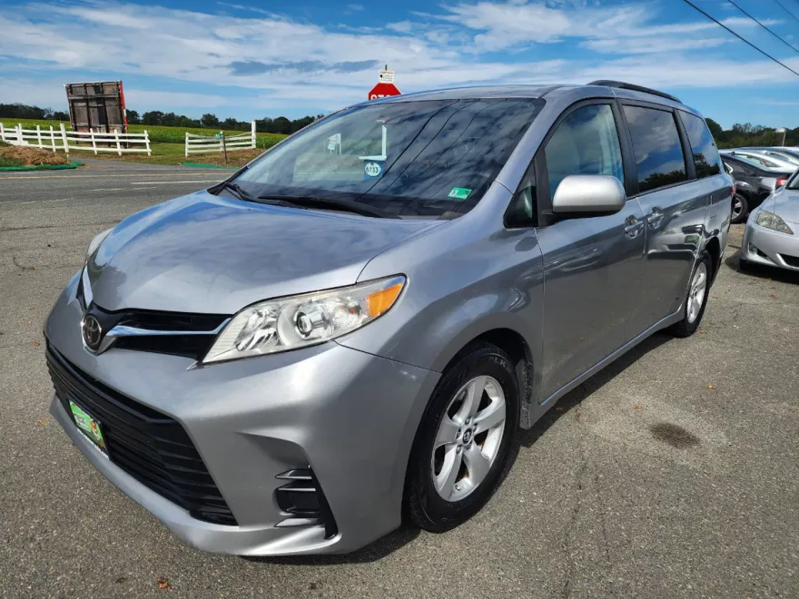 2018 Toyota Sienna LE photo 1