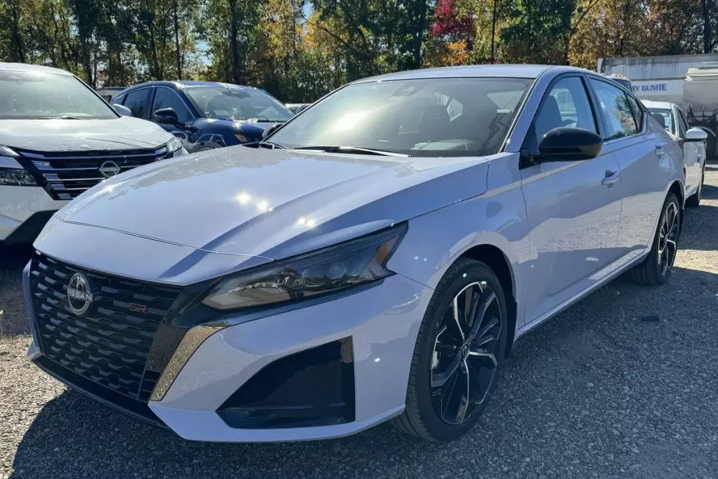 2025 Nissan Altima SR photo 1
