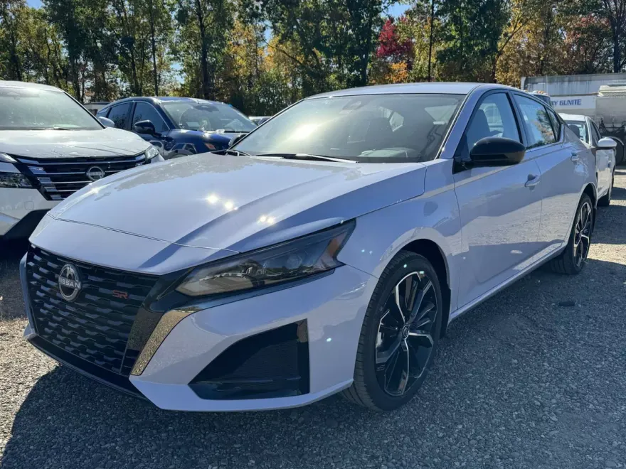 2025 Nissan Altima SR photo 1