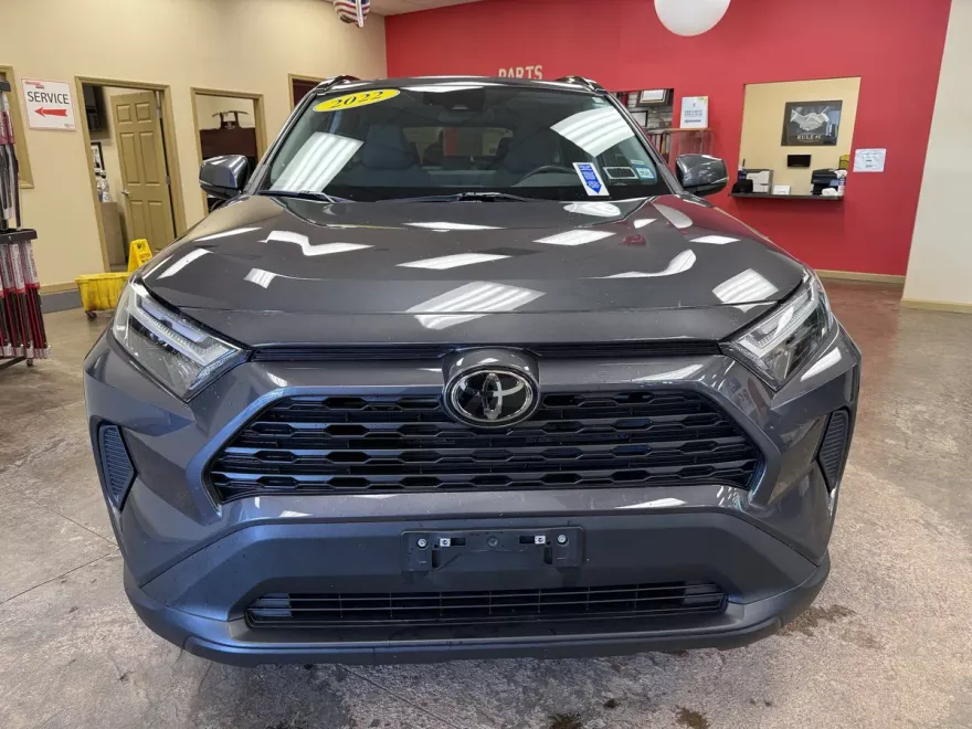 2022 Toyota RAV4 XLE photo 1
