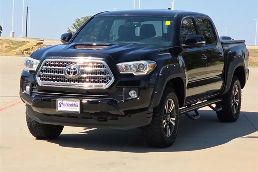 2017 Toyota Tacoma TRD Sport photo 1