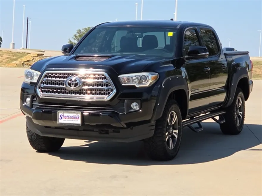 2017 Toyota Tacoma TRD Sport photo 1