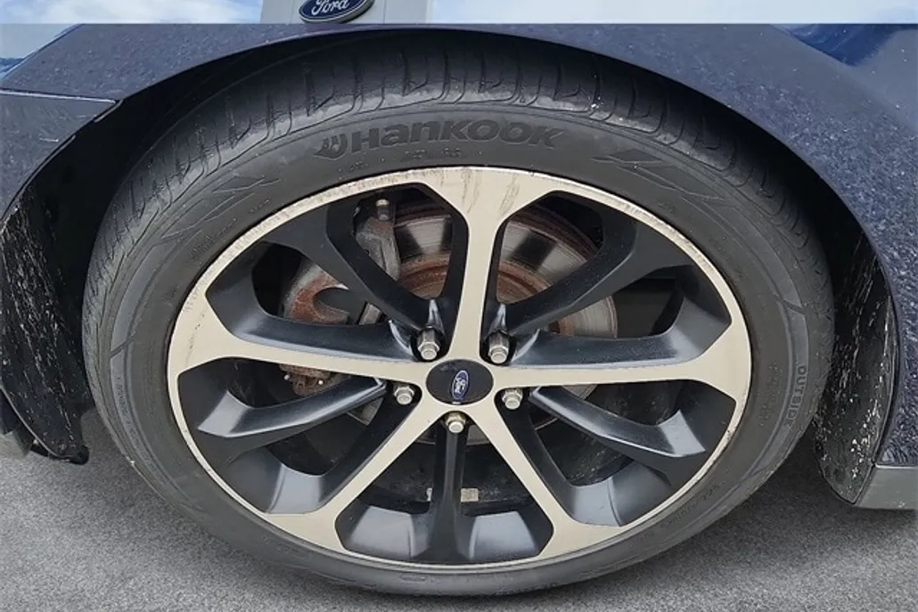 2016 Ford Taurus SEL photo 1