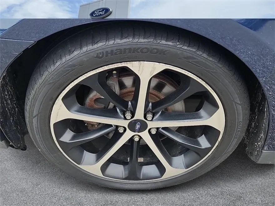 2016 Ford Taurus SEL photo 1