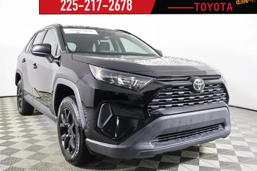 2021 Toyota RAV4 LE photo 1