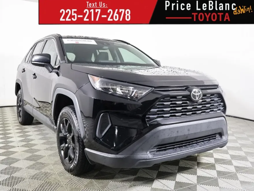 2021 Toyota RAV4 LE photo 1