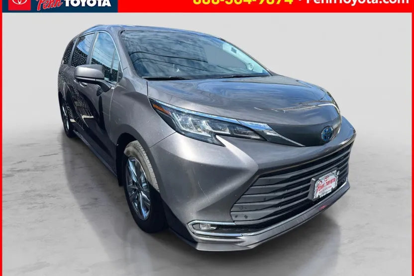 2023 Toyota Sienna XLE photo 1