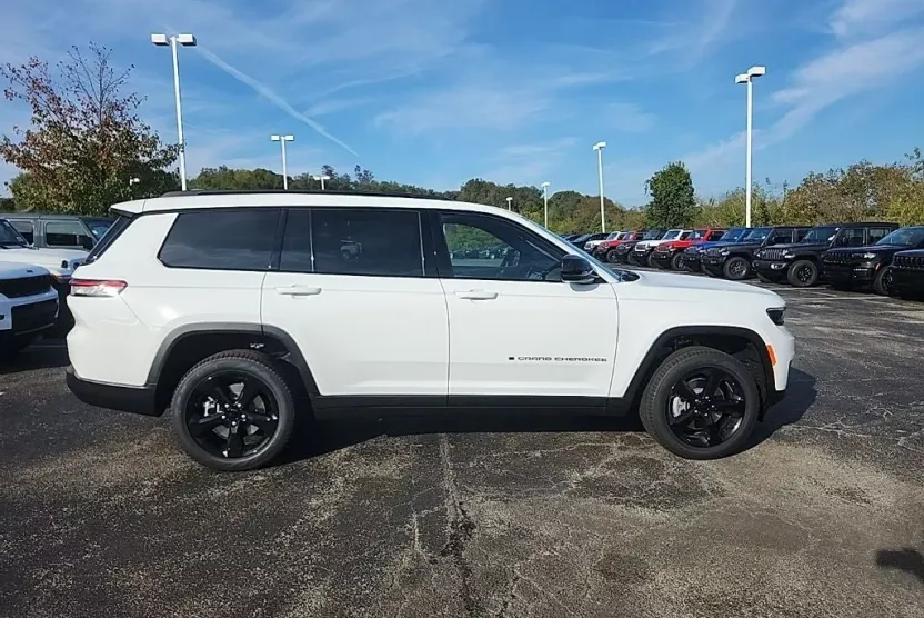 2025 Jeep Grand Cherokee Limited photo 1