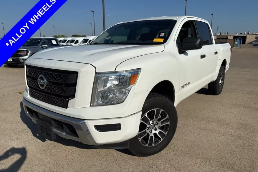 2022 Nissan Titan SV photo 1