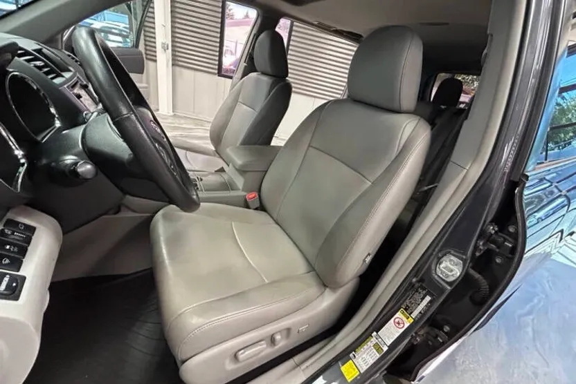2013 Toyota Highlander Base photo 1