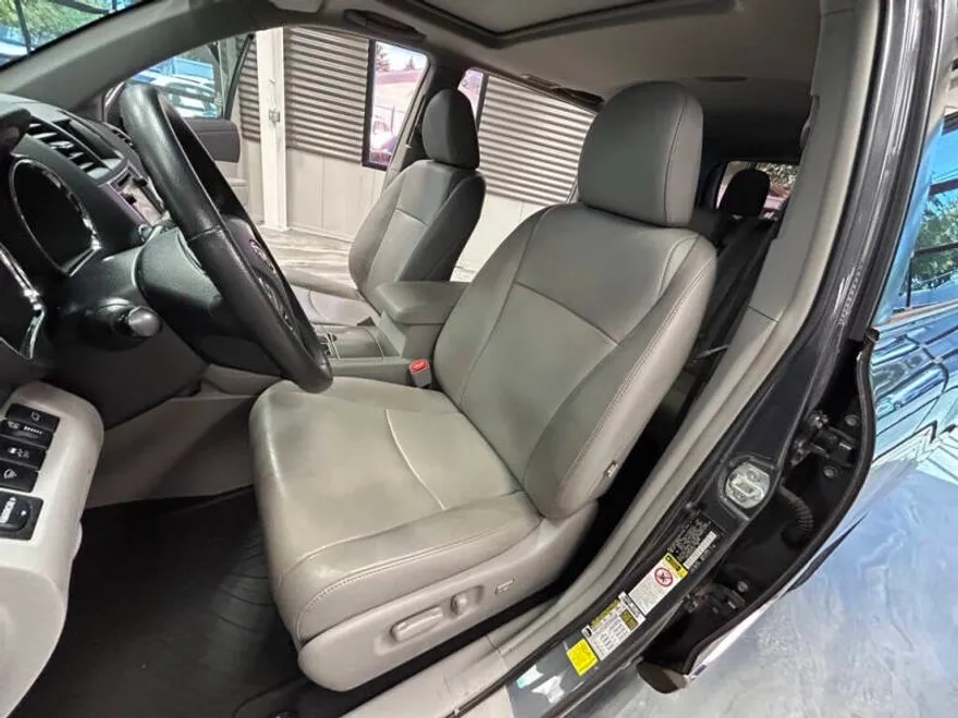 2013 Toyota Highlander Base photo 1