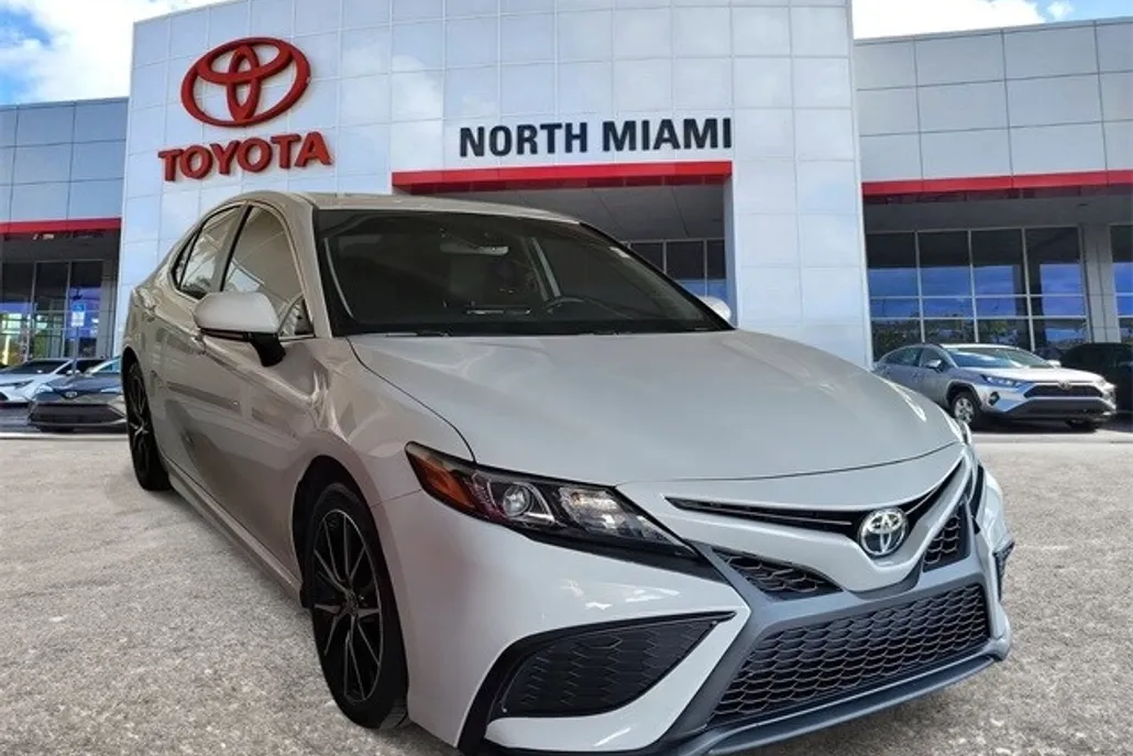 2024 Toyota Camry SE photo 1
