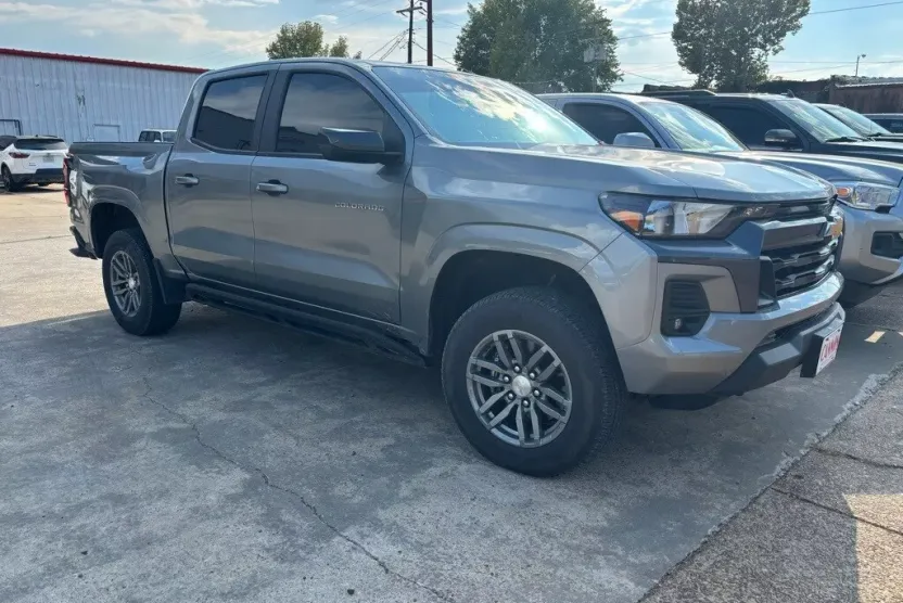 2023 Chevrolet Colorado LT photo 1
