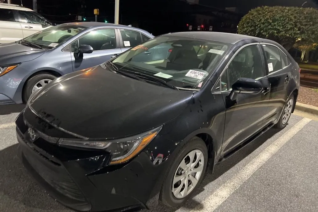 2025 Toyota Corolla LE photo 1