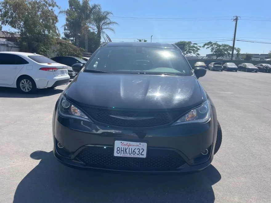 2018 Chrysler Pacifica Touring Plus photo 1