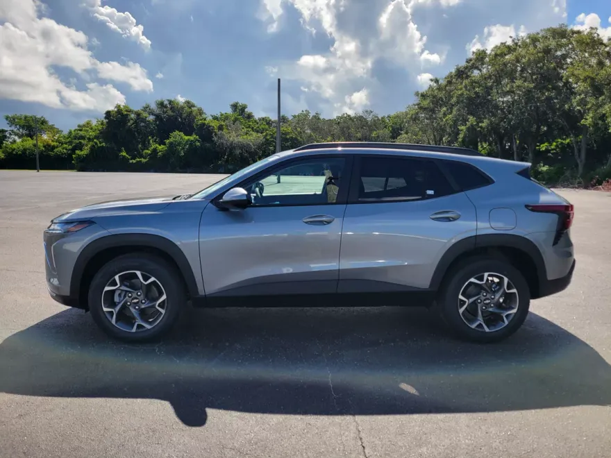2025 Chevrolet Trax LT photo 1