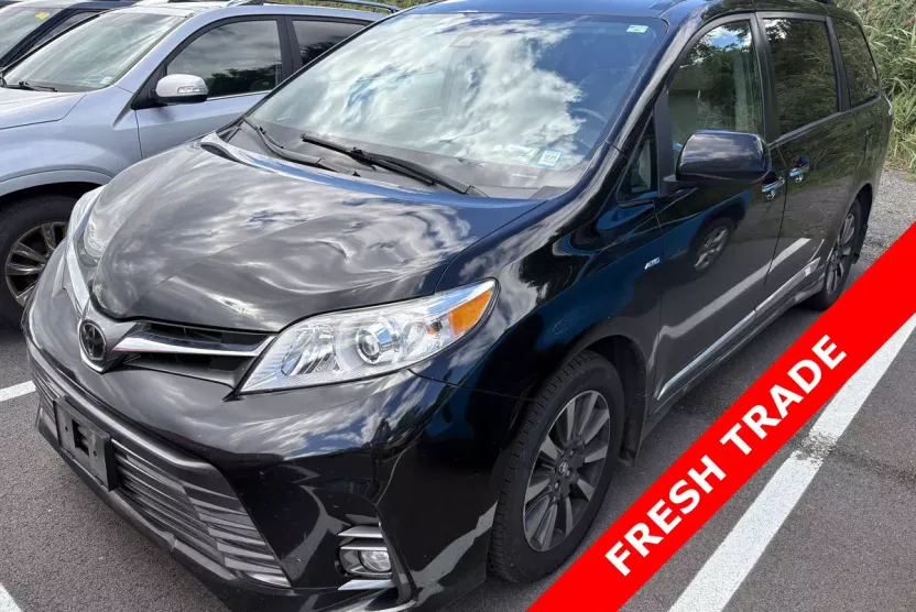2018 Toyota Sienna XLE photo 1