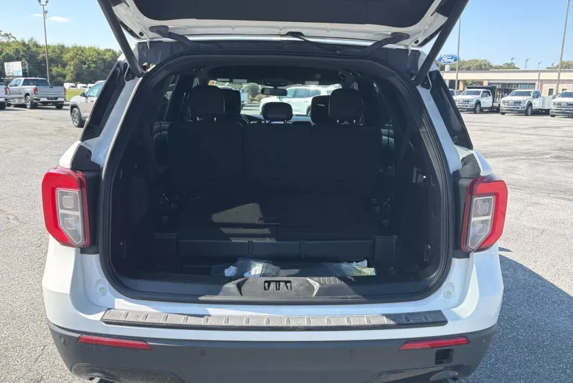 2023 Ford Explorer ST-Line photo 1