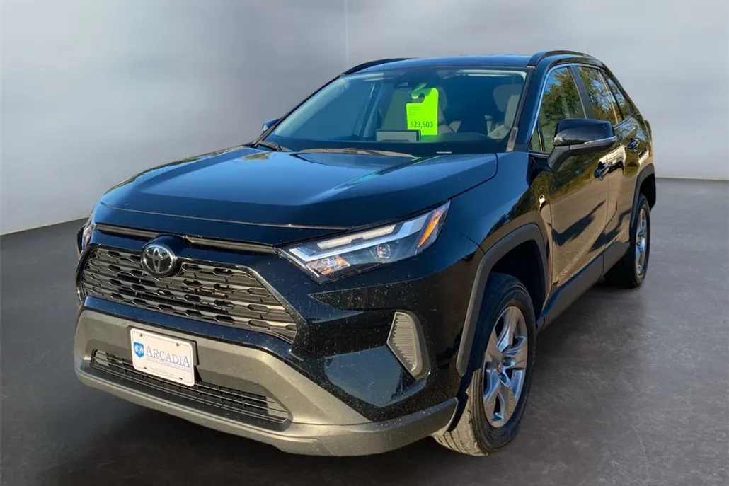 2023 Toyota RAV4 XLE photo 1
