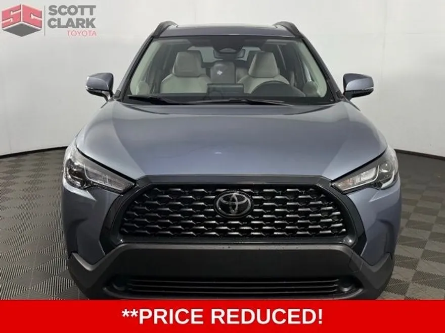 2024 Toyota Corolla Cross LE photo 1