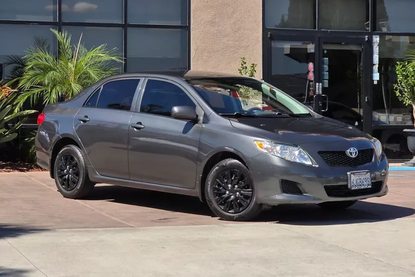 2010 Toyota Corolla LE photo 1