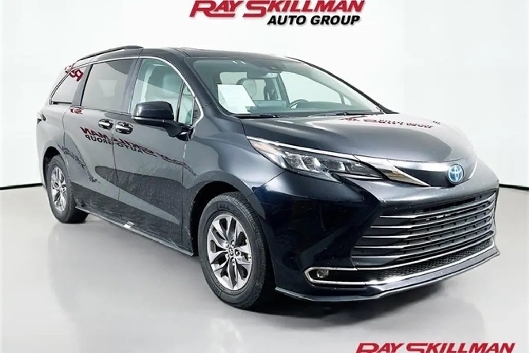 2024 Toyota Sienna XLE photo 1