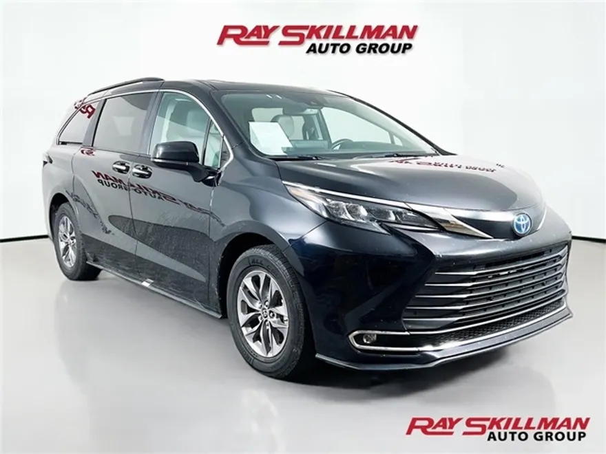 2024 Toyota Sienna XLE photo 1