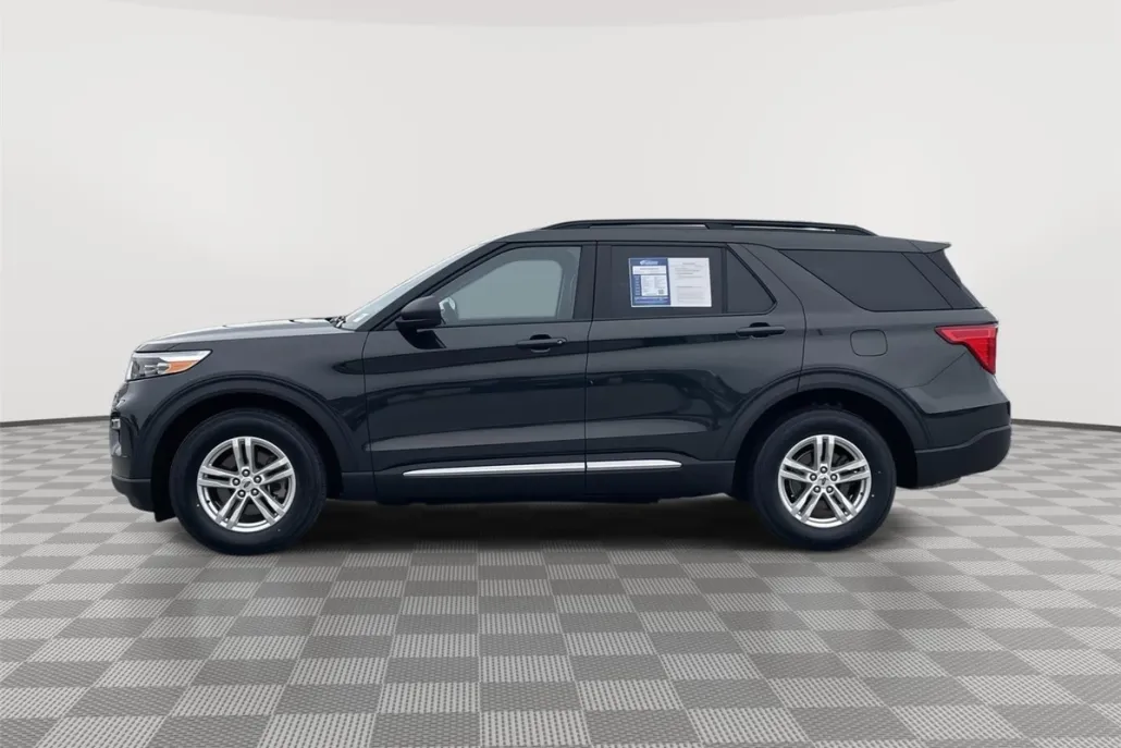 2023 Ford Explorer XLT photo 1