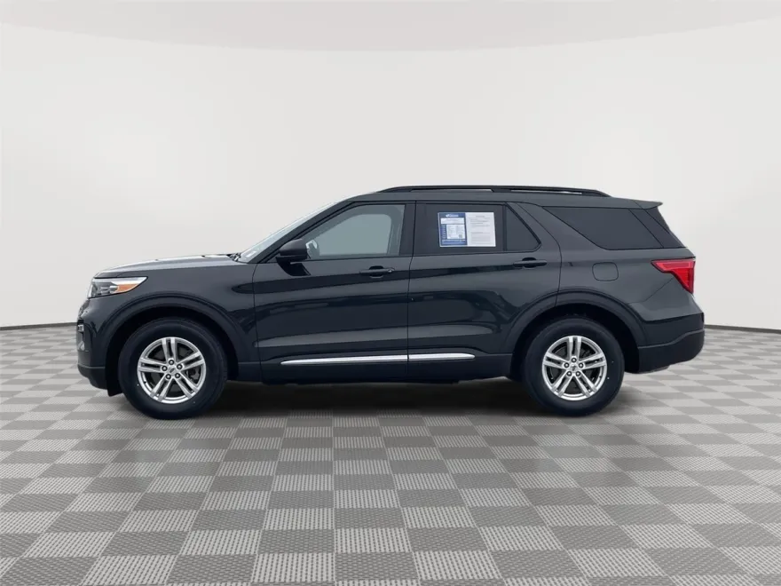 2023 Ford Explorer XLT photo 1