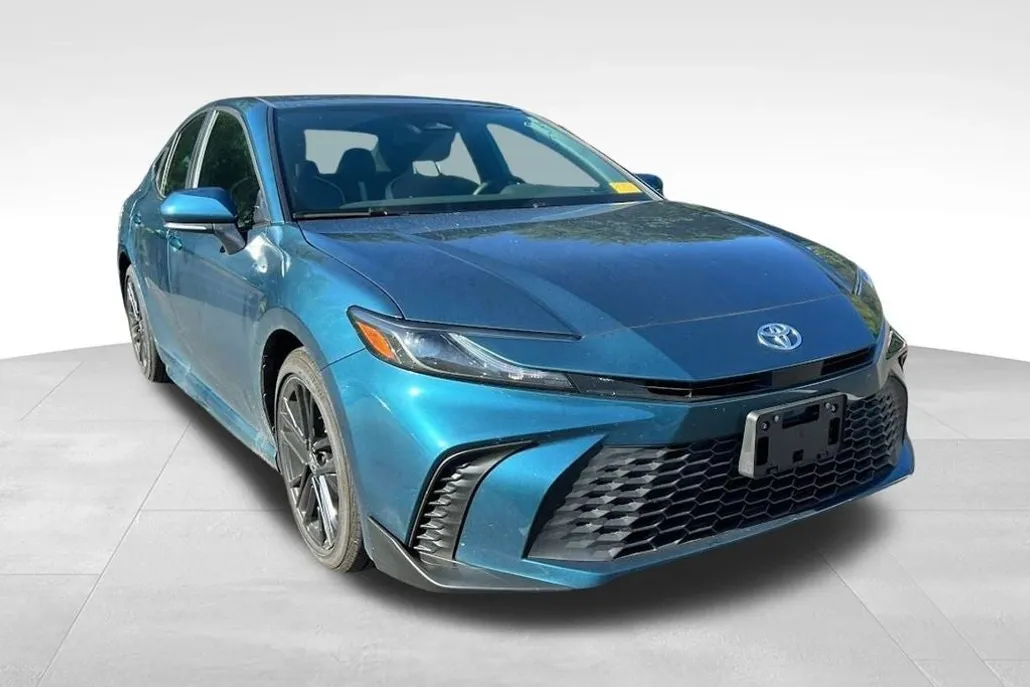 2025 Toyota Camry SE Hybrid photo 1